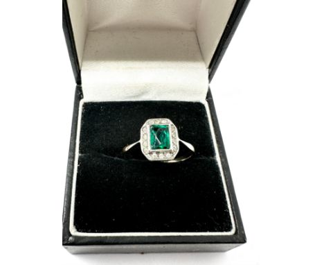 9ct gold art deco green &amp; white paste dress ring (2.3g) 