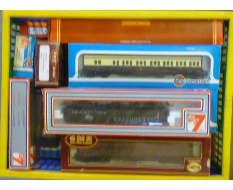 Twenty four boxed items of rolling stock by Hornby, Lima, Airfix and others, G-E (Est. plus 18% premium inc. VAT)