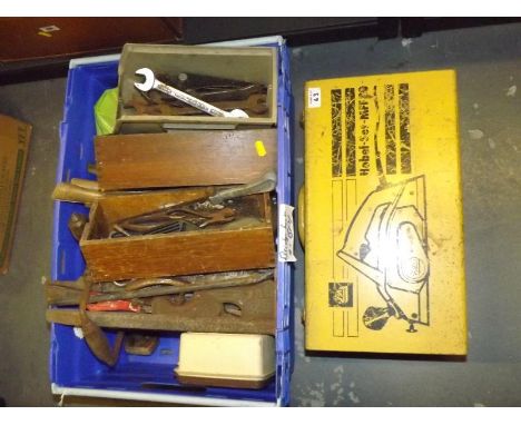 A collection of vintage hand tools wood planes and a Hobel-set-MFF80 electric plane (qty)