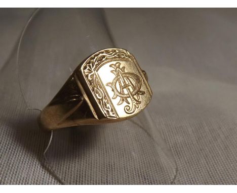 A gentleman's 9ct gold signet ring stamped 375, approximate weight 6.15 grams - Est £30 - £50 