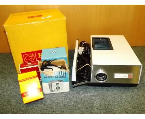 A Kodak Instamatic M55-L projector, Hanimex Hanomat Auto 1000 projector, screen and other (qty)