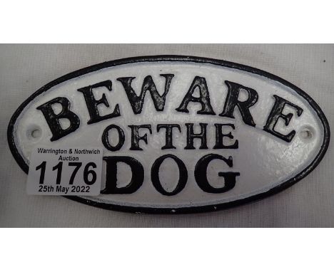 Small cast iron Beware of The Dog sign, L: 17 cm. P&amp;P Group 1 (£14+VAT for the first lot and £1+VAT for subsequent lots) 