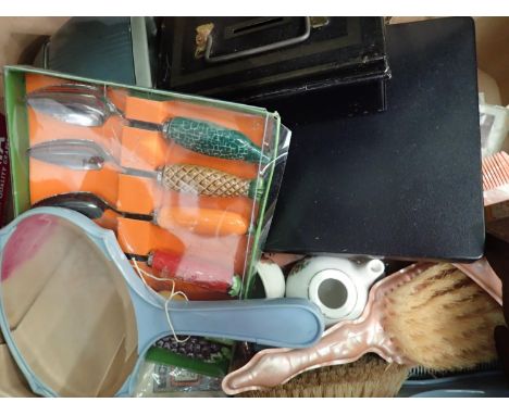 Mixed collectable items including mirrors. P&amp;P Group 3 (£25+VAT for the first lot and £5+VAT for subsequent lots) 