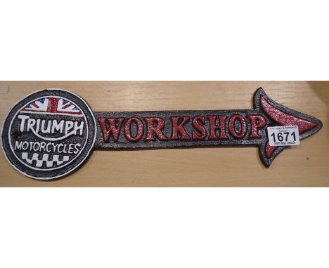 Cast iron Triumph workshop arrow sign, 40 x 12 cm. P&amp;P Group 2 (£18+VAT for the first lot and £3+VAT for subsequent lots)