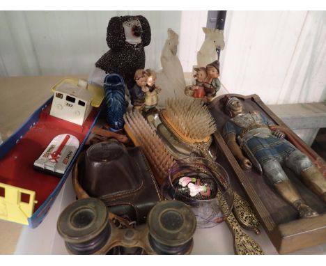 Tray of mixed collectables to include two Hummel figurines. Not available for in-house P&amp;P, contact Paul O'Hea at Mailbox