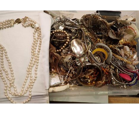 Large quantity of mixed costume jewellery including 925 silver. P&amp;P Group 1 (£14+VAT for the first lot and £1+VAT for sub