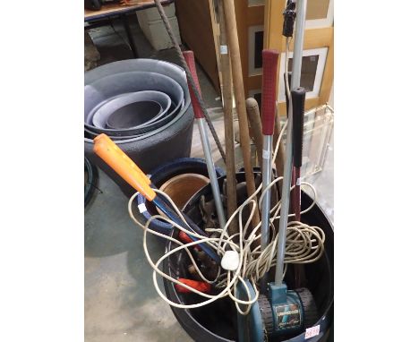 Quantity of mixed garden tools including hedge shears. Not available for in-house P&amp;P, contact Paul O'Hea at Mailboxes on