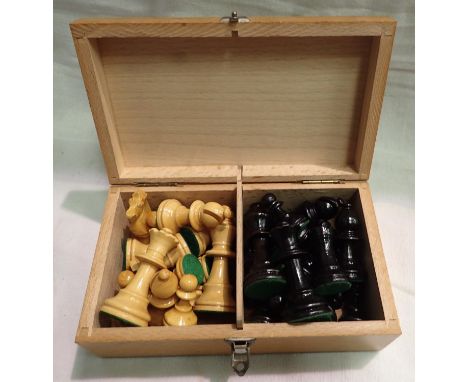 Cased wooden Staunton pattern chess set, pieces not weighted. P&amp;P Group 1 (£14+VAT for the first lot and £1+VAT for subse