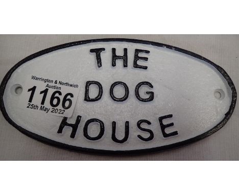 Cast iron The Dog House sign, 20 x 10 cm. P&amp;P Group 1 (£14+VAT for the first lot and £1+VAT for subsequent lots) 