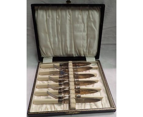 Cased set of vintage hallmarked silver collared dessert cutlery. P&amp;P Group 2 (£18+VAT for the first lot and £3+VAT for su