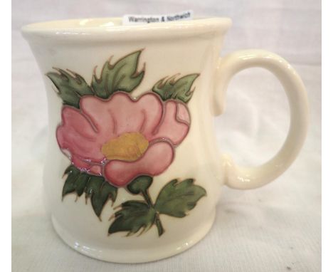 Moorcroft mug in the Rose pattern, H: 10 cm. P&amp;P Group 1 (£14+VAT for the first lot and £1+VAT for subsequent lots) 