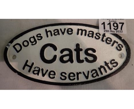 Cast iron Cats Have Servants sign, D: 20 cm. P&amp;P Group 1 (£14+VAT for the first lot and £1+VAT for subsequent lots) 