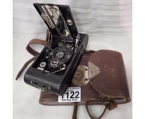 Cased vintage Kodak camera. P&amp;P Group 1 (£14+VAT for the first lot and £1+VAT for subsequent lots) 