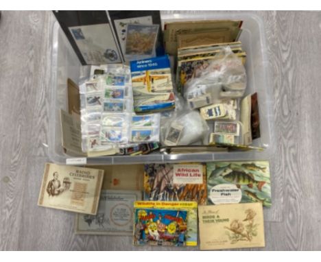 A LARGE AMOUNT OF VINTAGE CIGARETTE CARDS AND OLD ALBUMS