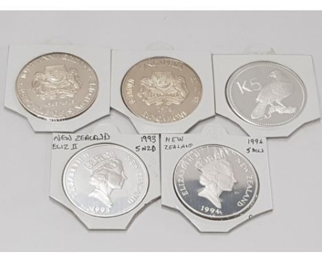5 SILVER CROWN SIZE COINS INCLUDING NEW ZEALAND 5 DOLLAR 1993 AND 1994, SINGAPORE 10 DOLLAR 1975 AND 1976 AND PAPUA NEW GUINE
