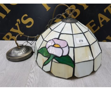 A TIFFANY STYLE CEILING LIGHT WITH FLORAL DECORATION 32CM DIAMETER