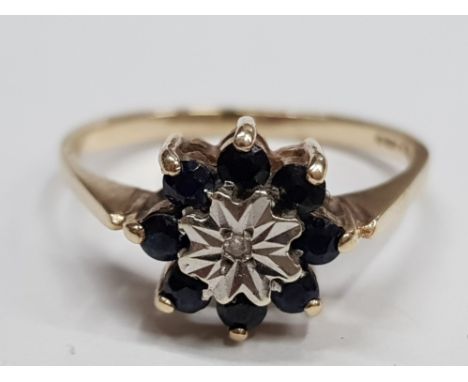 9CT YELLOW GOLD DIAMOND AND SAPPHIRE FLAVE CLUSTER RING COMPRISING OF A SMALL SINGLE DIAMOND COMPLETE WITH A CLUSTER OF ROUND