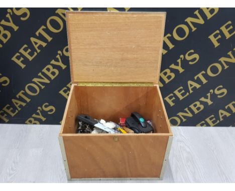 VINTAGE METAL BOUND WOODEN CHEST WITH TWIN HANDLES CONTAINING A SELECTION OF TOOLS SUCH AS SAWS ETC