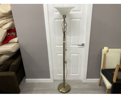 A BRUSHED BRASS STANDARD UPLIGHTER LAMP WITH AIR TWIST DESIGN TO TOP AND GLASS SHADE