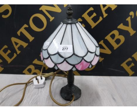 A SMALL TIFFANY STYLE TABLE LAMP 35CM HIGH