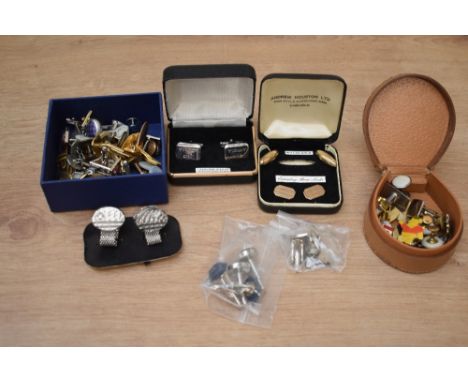 A box containing various jewellery, to include Sterling Silver Rhodium plated cufflinks, rolled gold extending sleeve links, 