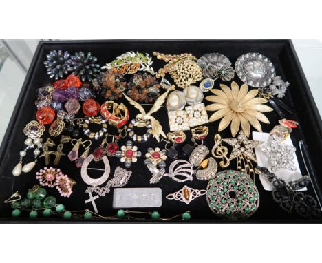 A group of silver and vintage costume jewellery including silver horseshoe brooch, ring, marcasite set brooch, ring money cli