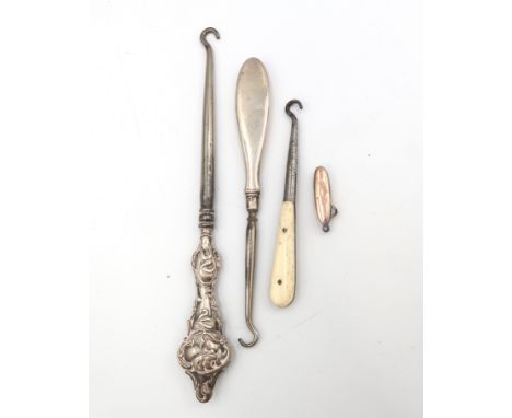 A 9ct gold folding button hook, 28.7mm long, 3.9g total weight including steel hook and internal fittings, together with two 
