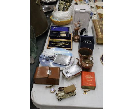 A MIXED LOT TO INCLUDE A BOXED ANGEL GLASS PAPERWEIGHT, A VINTAGE TECHNICAL DRAWING SET, SMALL EGG CROCK, SMALL COPPER ITEMS,