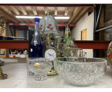 A QUANTITY OF GLASSWARE ETC., TO INCLUDE A BRASS TABLE LAMP WITH FLORAL GLASS SHADE, SMALL OIL LAMP, VASES, BOWLS, ETC.,