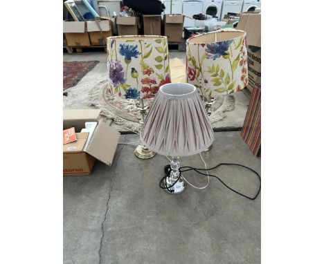A PAIR OF DECORATIVE GLASS AND BRASS EFFECT TABLE LAMPS AND A FURTHER SIMILAR TABLE LAMP