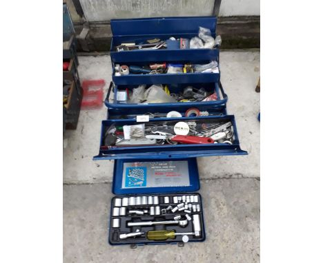 A METAL TOOL BOX WITH AN ASSORTMENT OF TOOLS TO INCLUDE A SOCKET SET, SCREW DRIVERS AND SPANNERS ETC