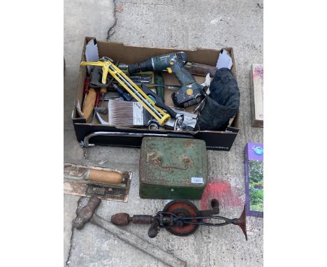 AN ASSORTMENT OF TOOLS TO INCLUDE A WORKZONE DRILL, A BRACE DRILL AND A HAMMER ETC