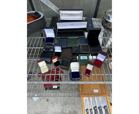A LARGE ASSORTMENT OF VINTAGE AND MODERN JEWELLERY BOXES