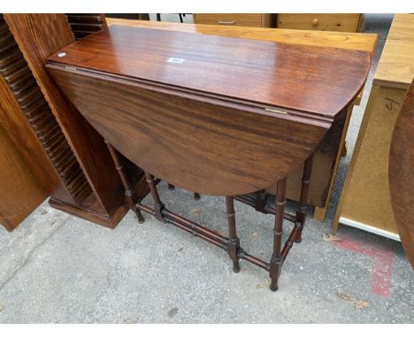 A SMALL EDWARDIAN OVAL MAHOGANY GATE LEG TABLE ON TURNED LEGS, 34" X 30" OPENED