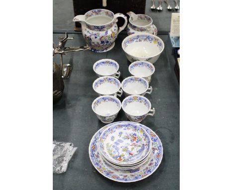 A VINTAGE ORIENTAL STYLE TEASET TO INCLUDE CUPS, SAUCERS, TWO LARGE JUGS, A LARGE BOWL AND SMALLER BOWLS