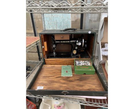 A VINTAGE SINGER SEWING MACHINE WITH CARRY CASE AND ATTATCHMENTS