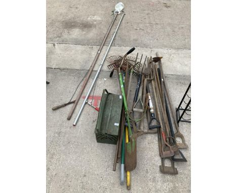 A LARGE ASSORTMENT OF GARDEN TOOLS TO INCLUDE FORKS, RAKES AND LOPPERS ETC