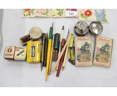 A COLLECTION OF WRITING MATERIALS TO INCLUDE VINTAGE FOUNTAIN PENS, WAVERLEY PEN NIBS, TRAVELLING INKWELL, LAKELAND COLOURED 