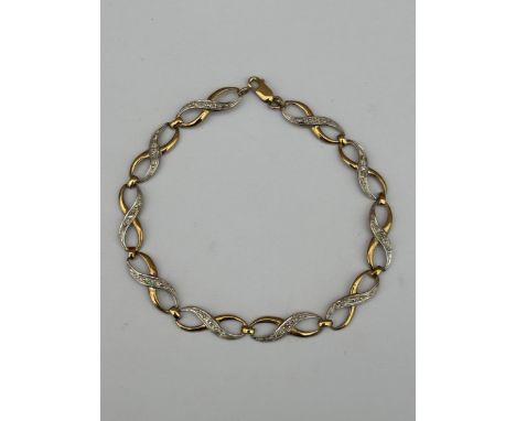 A HALLMARKED 9CT WHITE AND YELLOW GOLD DIAMOND BRACELET, LENGTH 19 CM, WEIGHT 3.6 G