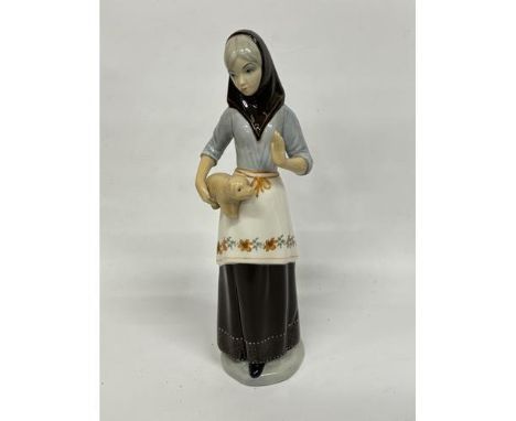 A VINTAGE PINTADO A MANO CUART DE POBLET VALENCIA MADE IN SPAIN FIGURE OF A LADY WITH A PIGLET