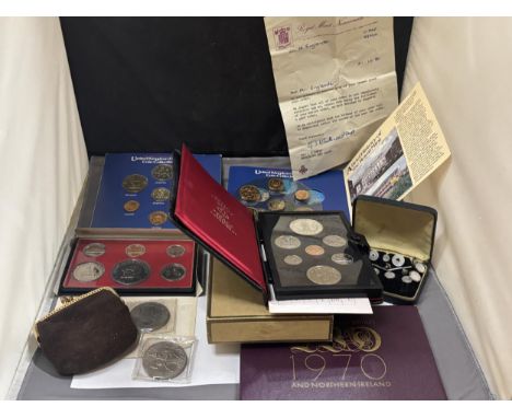A SMALL BOX OF MIXED COINS TO INCLUDE UK AND USA . E 30/40 R 20 .