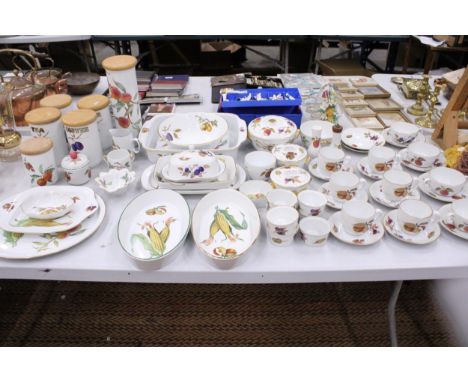 A LARGE QUANTITY OF ROYAL WORCESTER 'EVESHAM' DINNER WARE TO INCLUDE SERVING DISHES, STORAGE JARS, FLAN DISHES, RAMEKINS, CUP