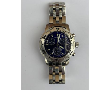 A GENTS TISSOT 1853 CHRONOGRAPH WR200M QUARTZ WRIST WATCH ON AN ORIGINAL TISSOT BRACELET, SERIAL NUMBER T362/462. FACE DIAMET