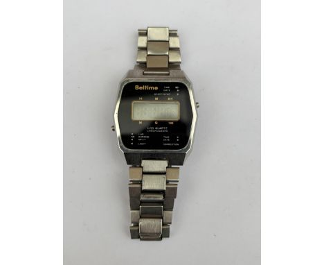 A 1980'S BELTIME WATCH CO. LTD, LCD DIGITAL QUARTZ GENTS WRIST WATCH WITH STEEL STRAP, SERIAL NO. 20759