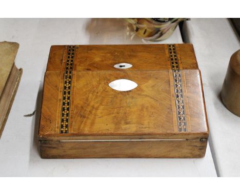A LADIES VINTAGE WALNUT AND INLAY WRITING SLOPE WITH MOTHER OF PEARL DECORATION AND GREEN VELVET INTERIOR