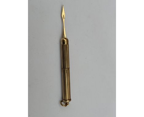 A HALLMARKED 9CT GOLD PROPELLING TOOTHPICK, WEIGHT 5.8 GRAMS