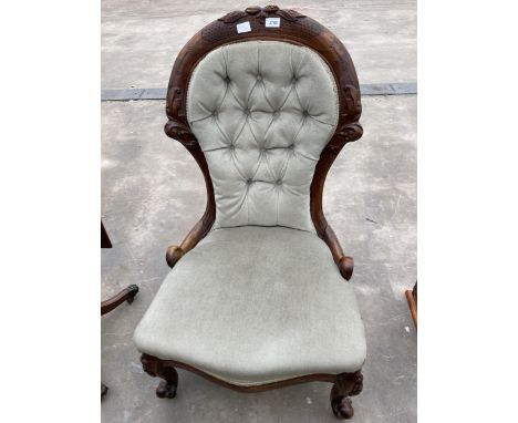 A VICTORIAN STYLE SPOON BACK CHAIR WITH BUTTON BACK ON FRONT CABRIOLE LEGS