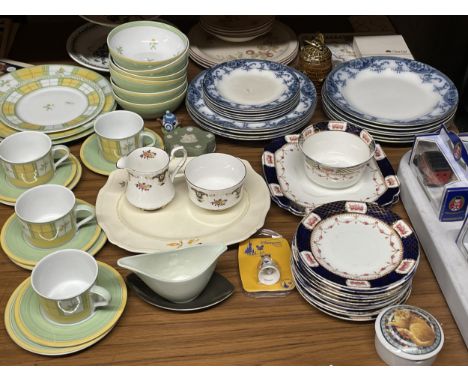 A LARGE QUANTITY OF DINNER WARE ITEMS TO INCLUDE A PORTMERION CAKE STAND, VINTAGE AND MODERN CUPS, SAUCERS AND PLATES, ETC.,