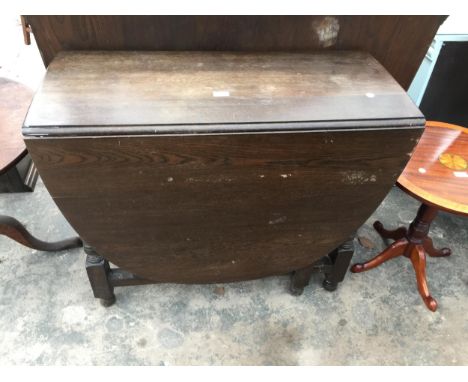 AN OAK GATE LEG DINING TABLE