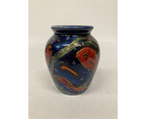 AN ANITA HARRIS CARP VASE SIGNED IN GOLD - 13.5 CM